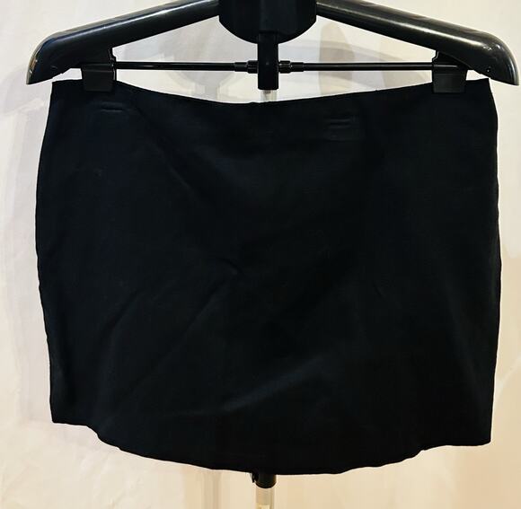 H&M Dresses & Skirts - NWT H&M Black Mini Skirt Women's size 10